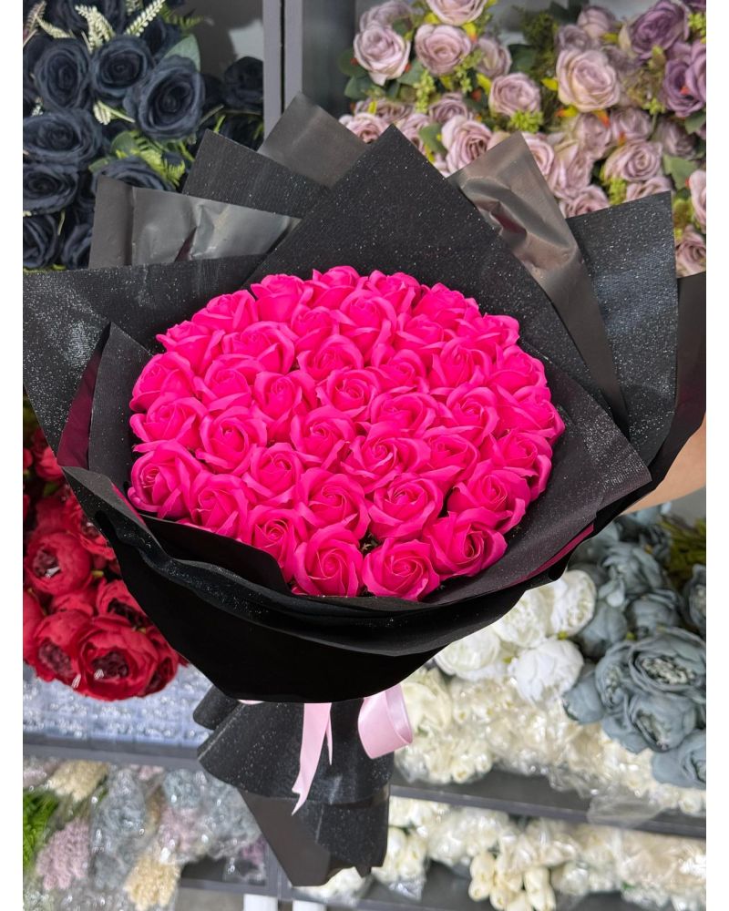Pembe ve Beyaz Renklerde Dekoratif Gül Buketi