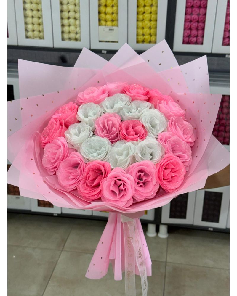 Pembe ve Beyaz Renklerde Dekoratif Gül Buketi